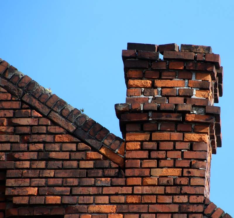 Damaged chimney on an Richmond home showing cracks and missing mortar